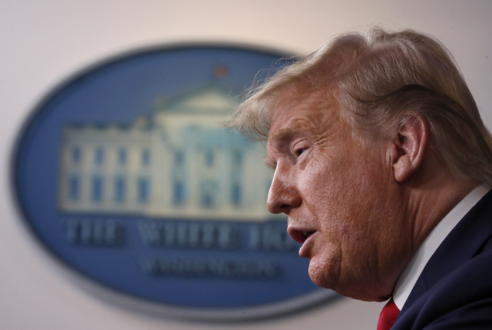 Трамп подписал закон о помощи экономике США на $2 трлн в период коронавируса Трамп подписал закон о помощи экономике США на $2 трлн в период коронавируса