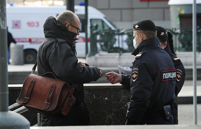 Собянин назвал критичными утренние очереди в метро из-за проверки пропусков Собянин назвал критичными утренние очереди в метро из-за проверки пропусков