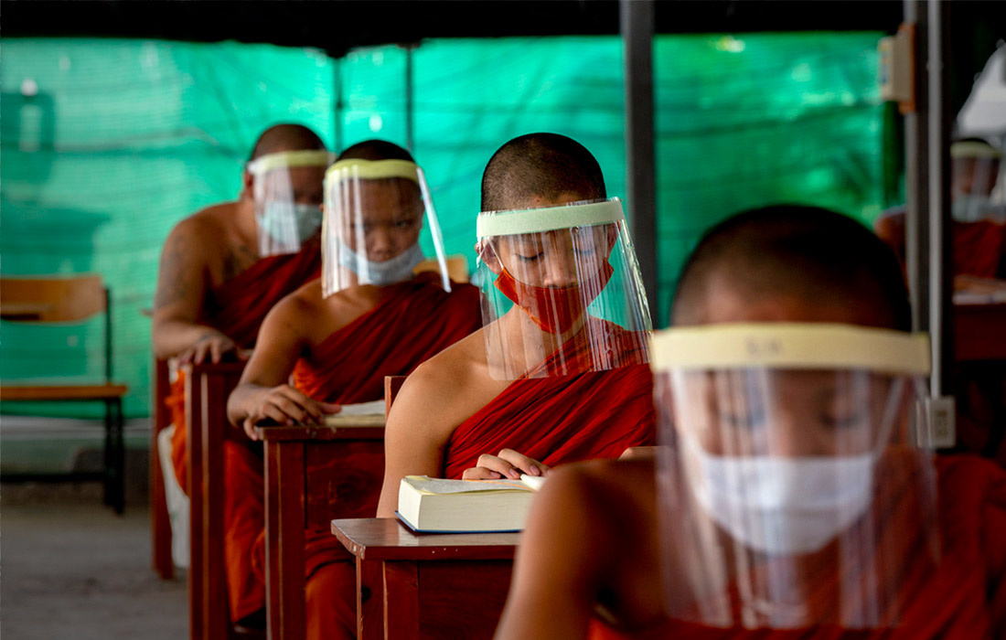 16 апреля. Все школы в Таиланде были закрыты из-за вспышки COVID-19, но около 200 юных монахов остаются в монастырской школе из-за введенных в стране ограничений. Общее количество заболевших с начала эпидемии составляет 2 672 человека.