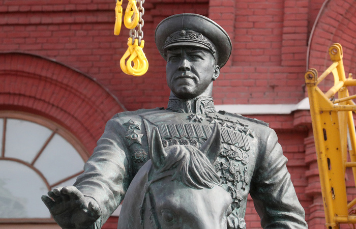 Памятник Жукову вернули на Манежную площадь Памятник Жукову вернули на Манежную площадь