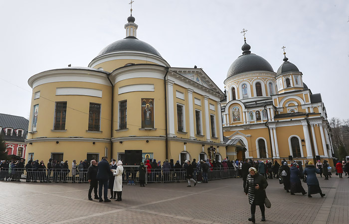 В Москве открыли для прихожан Покровский монастырь, несмотря на запрет РПЦ В Москве открыли для прихожан Покровский монастырь, несмотря на запрет РПЦ