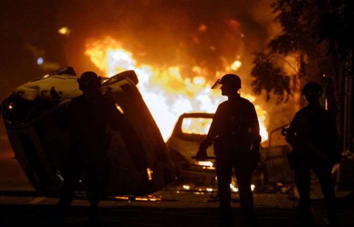 Полиция применила слезоточивый газ при разгоне протестующих у Белого дома Полиция применила слезоточивый газ при разгоне протестующих у Белого дома