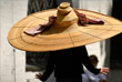 3 июня. Дизайнер Ники Марквардт из Мюнхена создала шляпу диаметром 1,5 метра для соблюдения социальной дистанции.