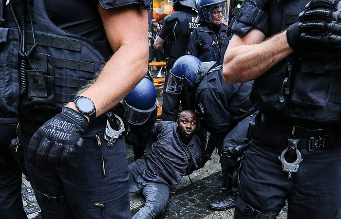 В Европе задержали десятки человек после акций протеста против расизма В Европе задержали десятки человек после акций протеста против расизма