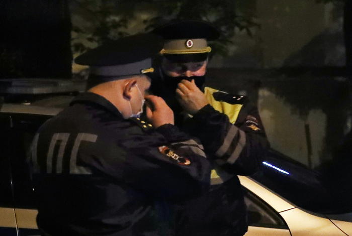 Стрельбу из окна дома на юго-западе Москвы устроил пьяный мужчина Стрельбу из окна дома на юго-западе Москвы устроил пьяный мужчина