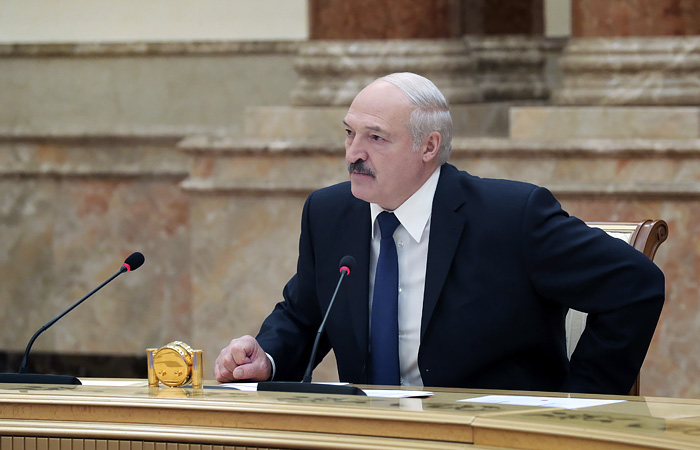 Лукашенко назвал бизнесменов "буржуями" и поручил их "прошерстить" Лукашенко назвал бизнесменов "буржуями" и поручил их "прошерстить"