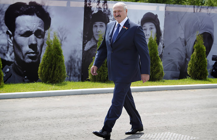 Лукашенко призвал "братьев-россиян" относиться к Белоруссии "по-человечески" Лукашенко призвал "братьев-россиян" относиться к Белоруссии "по-человечески"