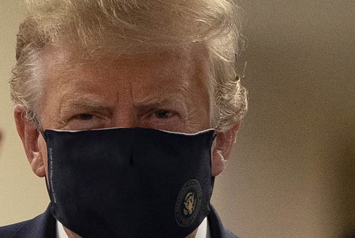 Трамп впервые появился на публике в защитной маске Трамп впервые появился на публике в защитной маске