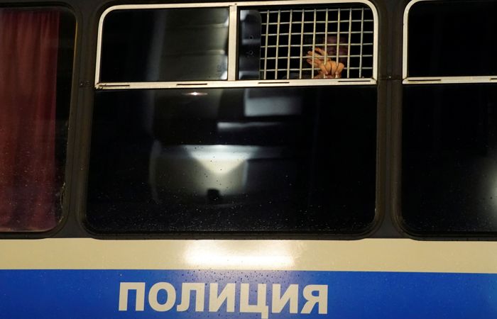 Задержанных у Госдумы ЛГБТ-активистов отпустили из полиции Задержанных у Госдумы ЛГБТ-активистов отпустили из полиции