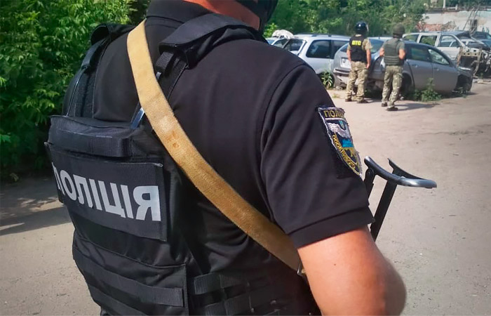 В Полтаве мужчина с гранатой захватил в заложники начальника угрозыска В Полтаве мужчина с гранатой захватил в заложники начальника угрозыска