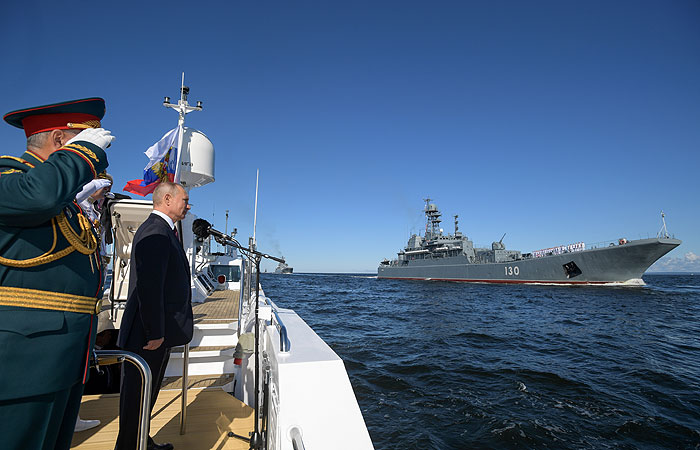 Военно-морской парад начался в Петербурге Военно-морской парад начался в Петербурге