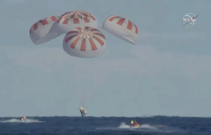 Экипаж Crew Dragon вернулся на Землю Экипаж Crew Dragon вернулся на Землю