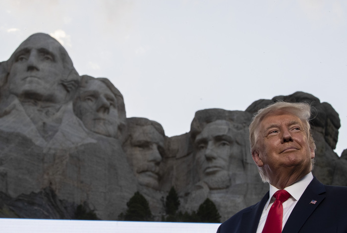 Трамп опроверг намерение добавить себя на барельеф на горе Рашмор Трамп опроверг намерение добавить себя на барельеф на горе Рашмор