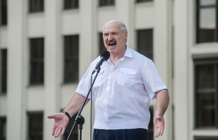 Лукашенко пригрозил протестующим "реакцией России" Лукашенко пригрозил протестующим "реакцией России"