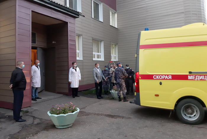 Скорая с Навальным отправилась в аэропорт Омска Скорая с Навальным отправилась в аэропорт Омска