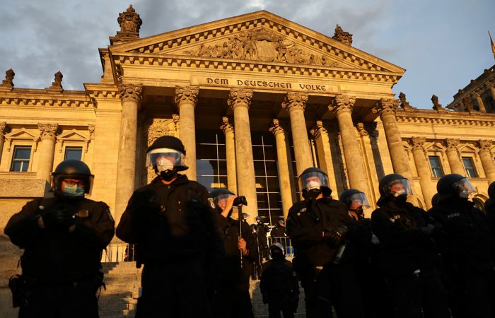 Сотни человек задержаны на акции против COVID-ограничений в Берлине Сотни человек задержаны на акции против COVID-ограничений в Берлине