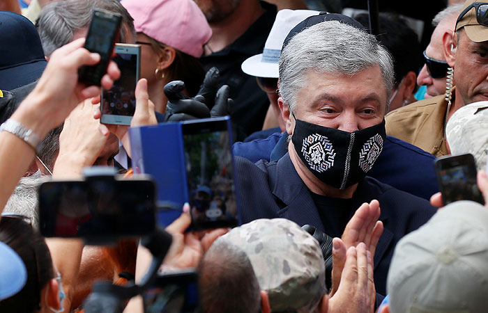Заболевшего коронавирусом Порошенко отправили в больницу Заболевшего коронавирусом Порошенко отправили в больницу