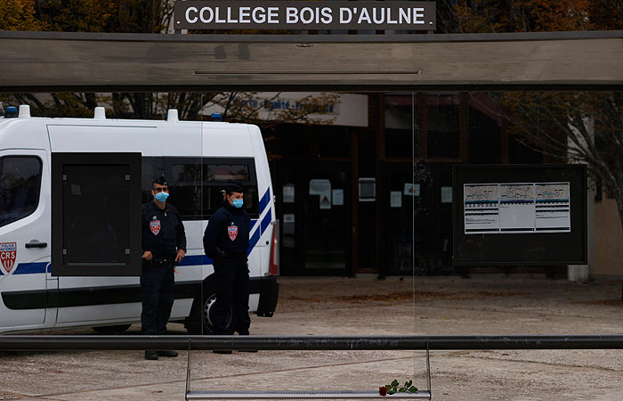 Дипломаты РФ уточнят обстоятельства убийства преподавателя в Париже Дипломаты РФ уточнят обстоятельства убийства преподавателя в Париже