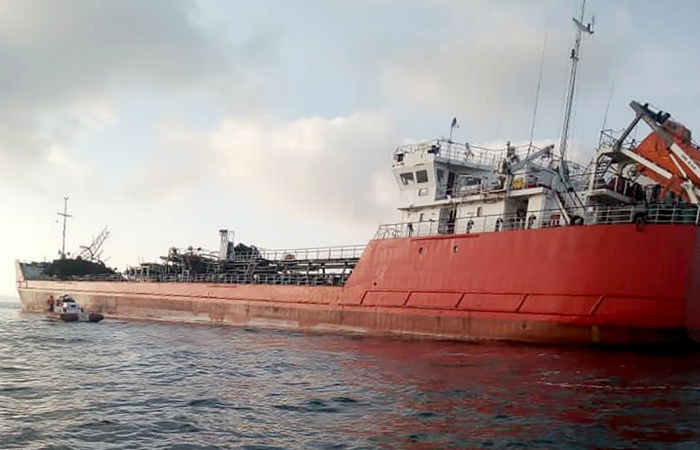 Взорвавшийся в Азовском море танкер отбуксировали Взорвавшийся в Азовском море танкер отбуксировали