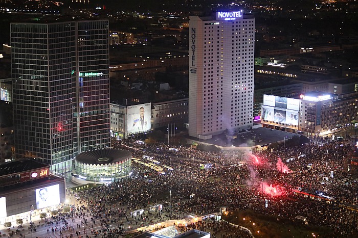 На митинг против запрета абортов в Варшаве вышли 100 тыс. человек На митинг против запрета абортов в Варшаве вышли 100 тыс. человек