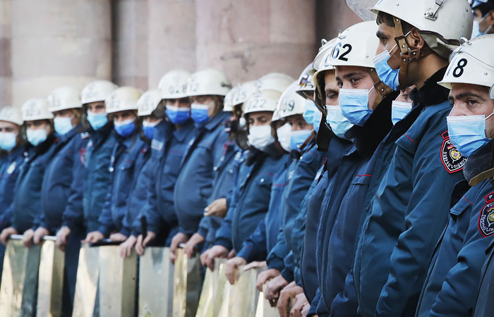 К зданию правительства Армении вновь начали стекаться протестующие К зданию правительства Армении вновь начали стекаться протестующие