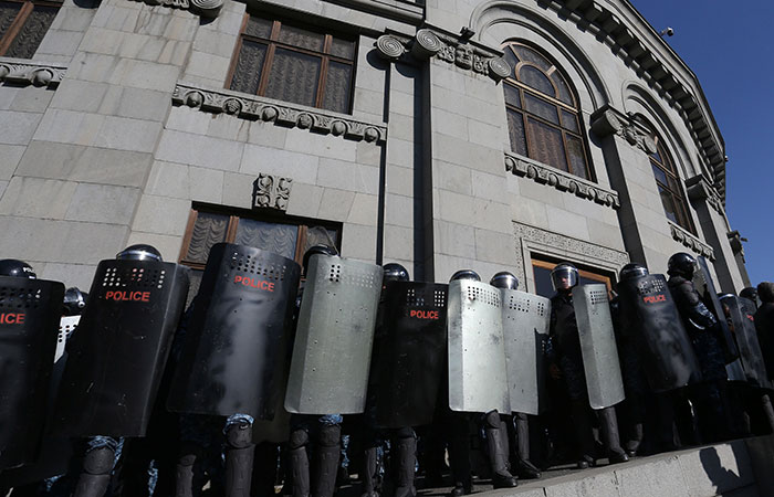 У здания правительства Армении собрались несколько тысяч протестующих У здания правительства Армении собрались несколько тысяч протестующих