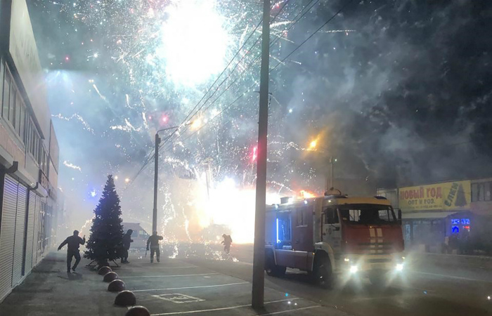 Пожар на рынке в Ростове-на-Дону охватил три тысячи "квадратов" Пожар на рынке в Ростове-на-Дону охватил три тысячи "квадратов"