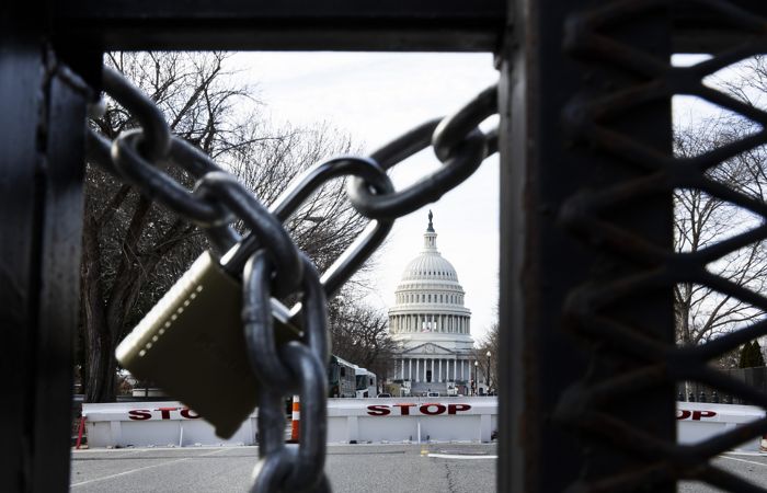 В США у Капитолия задержан мужчина с пистолетом и поддельным пропуском В США у Капитолия задержан мужчина с пистолетом и поддельным пропуском