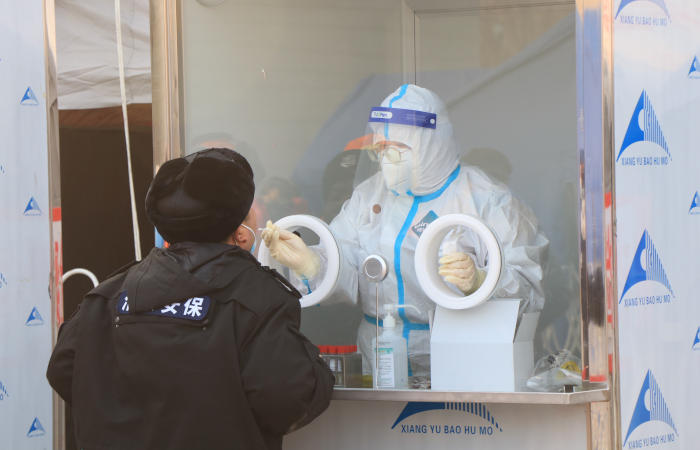 В некоторых районах Пекина началось массовое тестирование населения на COVID-19 В некоторых районах Пекина началось массовое тестирование населения на COVID-19