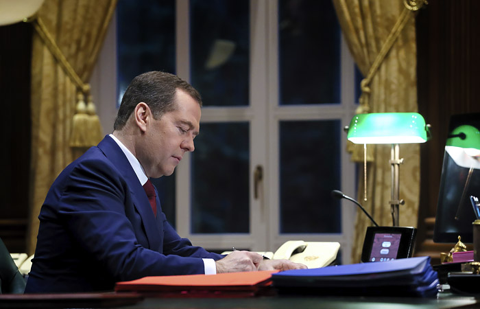 Медведев предложил компенсировать малоимущим расходы на интернет Медведев предложил компенсировать малоимущим расходы на интернет