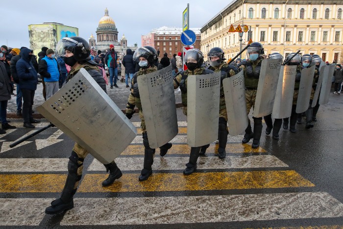 Задержан мужчина, ударивший омоновца на акции оппозиции в Петербурге Задержан мужчина, ударивший омоновца на акции оппозиции в Петербурге