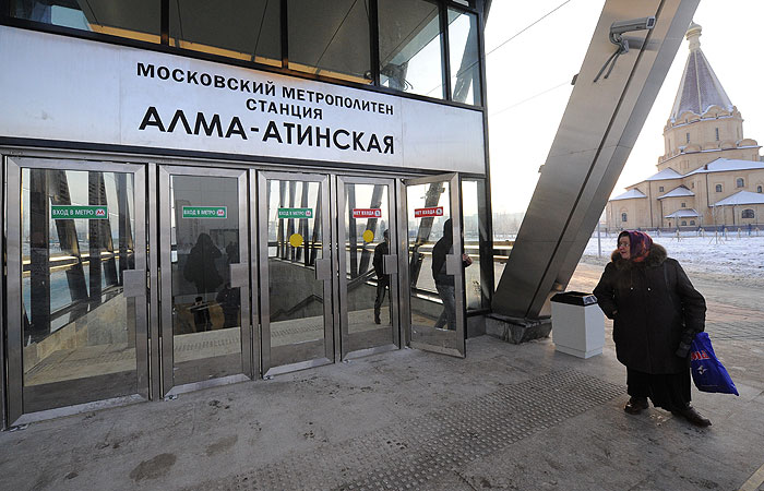 Мужчина угрожал совершить самоубийство в московском метро Мужчина угрожал совершить самоубийство в московском метро