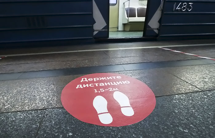 Мужчина погиб после падения под поезд в московском метро Мужчина погиб после падения под поезд в московском метро