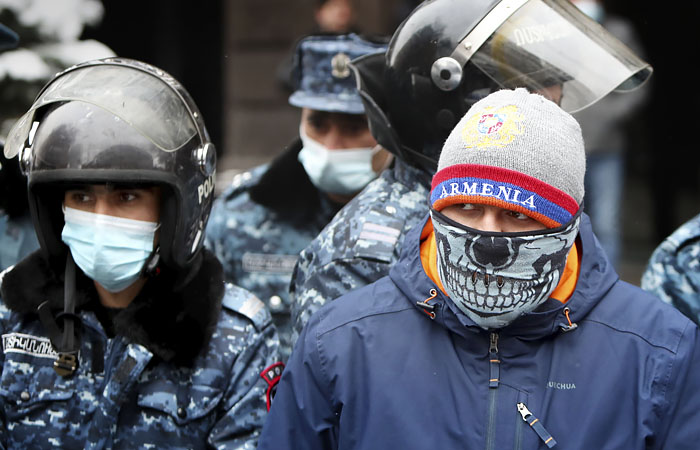 Сторонники оппозиции в центре Еревана перекрыли несколько улиц Сторонники оппозиции в центре Еревана перекрыли несколько улиц