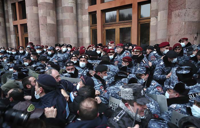 Требующие отставки Пашиняна ворвались в здание правительства Требующие отставки Пашиняна ворвались в здание правительства