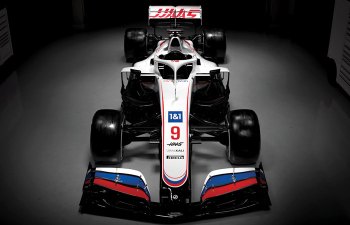 Команда "Формулы-1" Haas представила болид в цветах российского флага