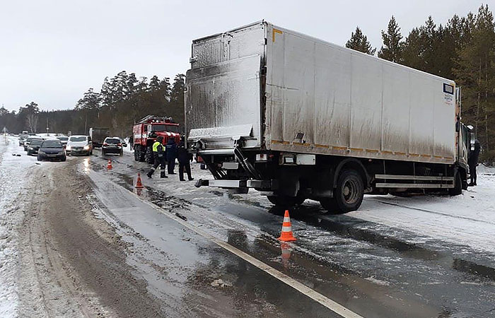 В легковушку, попавшую в аварию под Самарой, набилось семь человек В легковушку, попавшую в аварию под Самарой, набилось семь человек