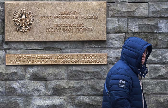 Россия вышлет пятерых польских дипломатов Россия вышлет пятерых польских дипломатов