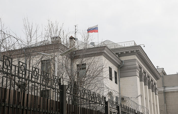 Украина вышлет старшего дипломата посольства России Украина вышлет старшего дипломата посольства России