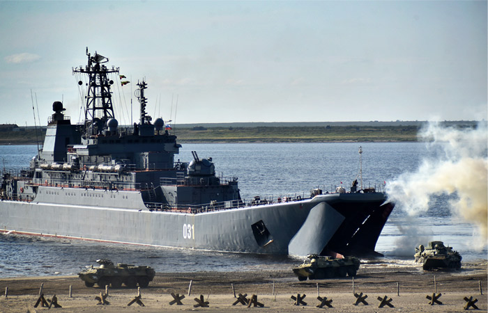 Два больших десантных корабля Северного флота остались в Черном море после учений Два больших десантных корабля Северного флота остались в Черном море после учений