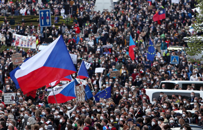 В Чехии прошли массовые протесты против президента страны В Чехии прошли массовые протесты против президента страны