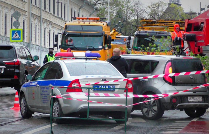 Ураган повалил в Москве 56 деревьев и повредил 44 автомобиля Ураган повалил в Москве 56 деревьев и повредил 44 автомобиля