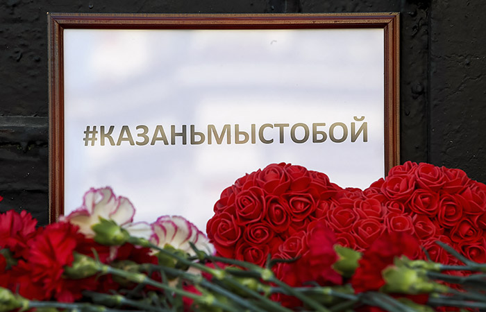 Путин поручил наградить учителей, спасавших детей из казанской школы Путин поручил наградить учителей, спасавших детей из казанской школы