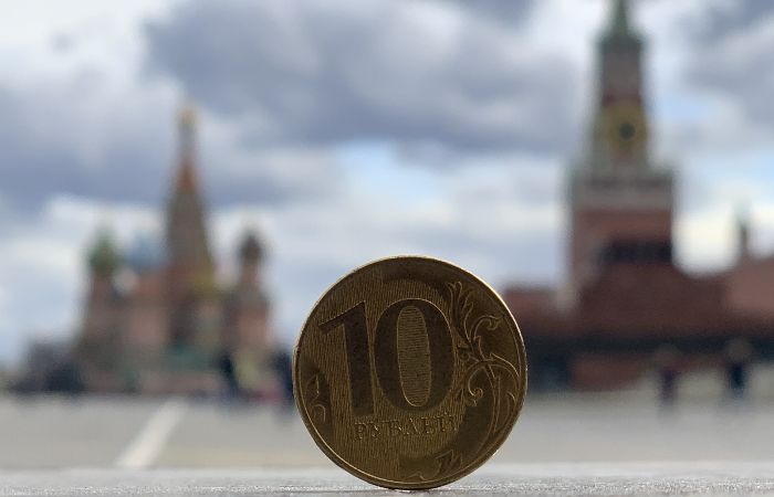 Рубль незначительно снижается к доллару и евро вслед за нефтью Рубль незначительно снижается к доллару и евро вслед за нефтью