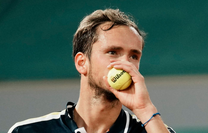Медведев проиграл Циципасу в четвертьфинале Roland Garros