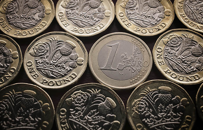 Евро подешевел до 87 рублей впервые с 17 марта Евро подешевел до 87 рублей впервые с 17 марта