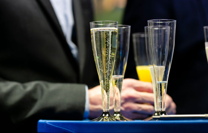 Moet Hennessy прекратит поставки в Россию из-за нового закона Moet Hennessy прекратит поставки в Россию из-за нового закона