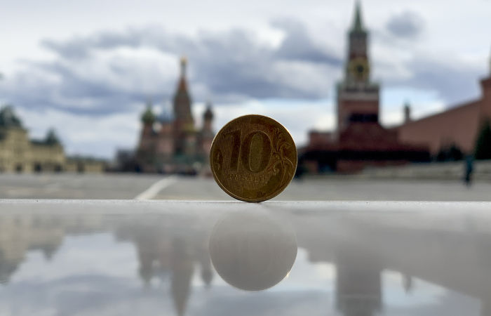 Рубль в четверг утром незначительно снижается к доллару и евро вслед за нефтью Рубль в четверг утром незначительно снижается к доллару и евро вслед за нефтью