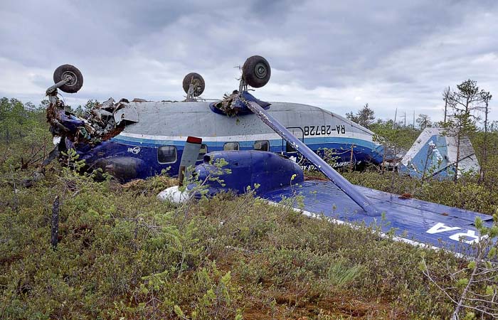 Аварийно севший Ан-28 перевернулся при посадке Аварийно севший Ан-28 перевернулся при посадке