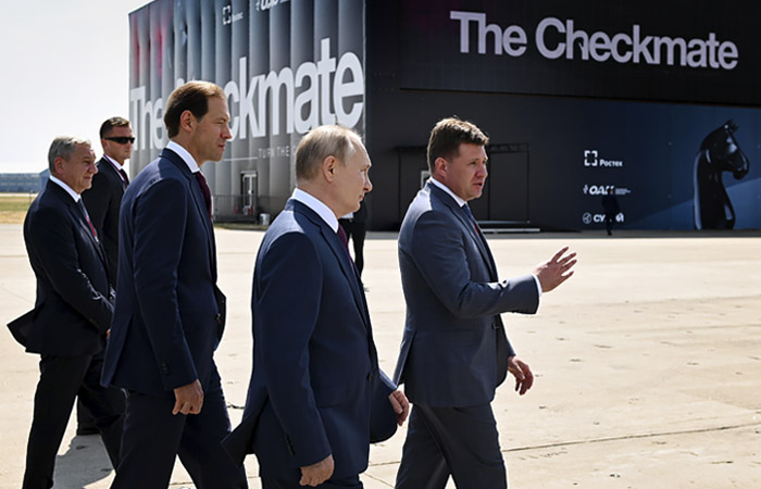 Путин на МАКС-2021 осмотрел новый российский истребитель Путин на МАКС-2021 осмотрел новый российский истребитель